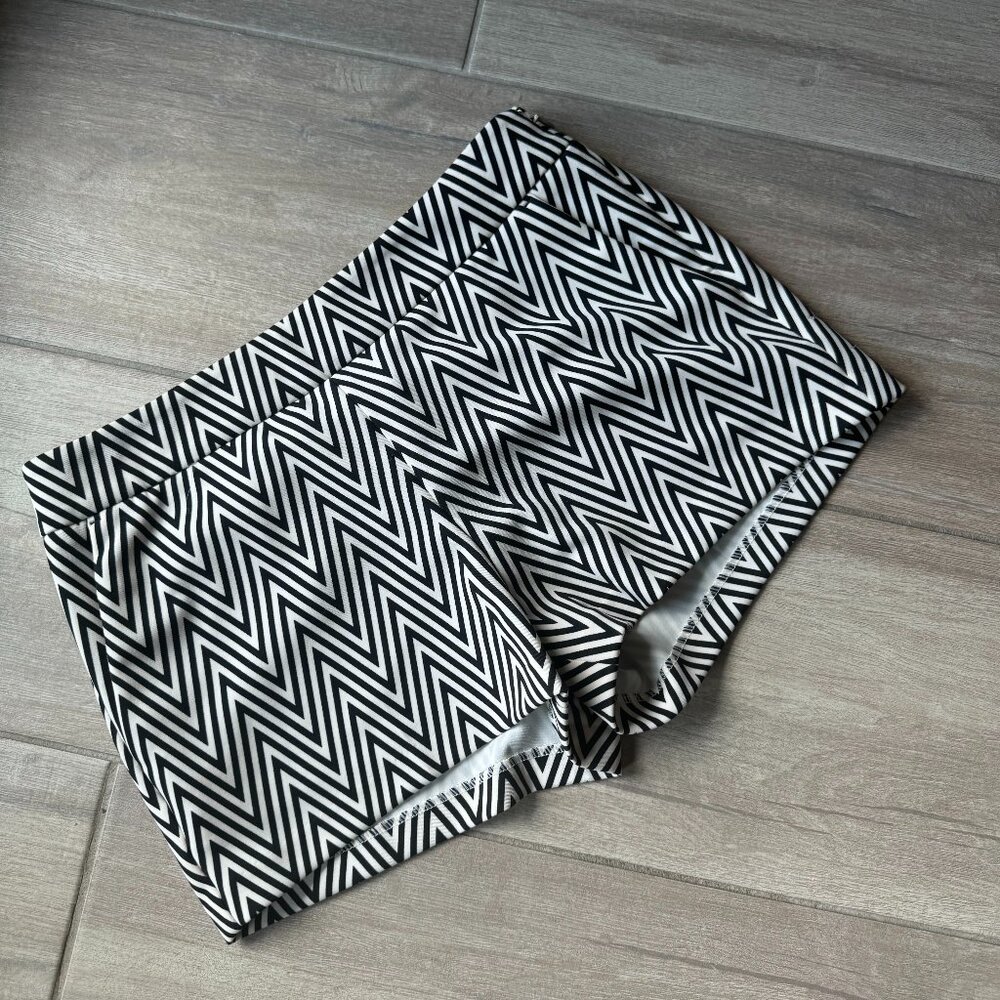 Express Black & White Geometric Pattern Shorts with Pockets Size 6